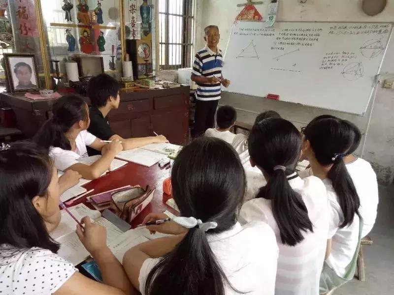 老师扔三角尺致女生重伤仍未道歉,教师掷三角尺伤女生未道歉事件引关注